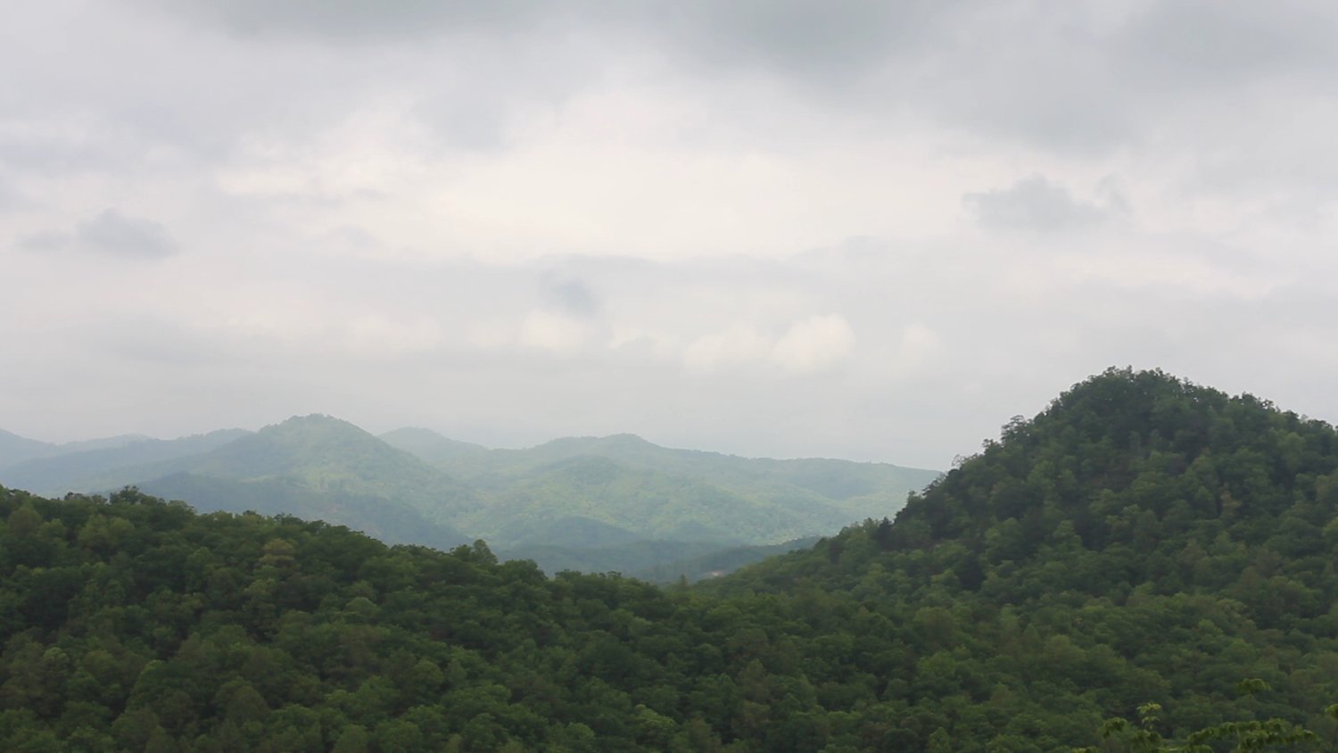 Rockey+Face+view,+clouds,+hills+in+background